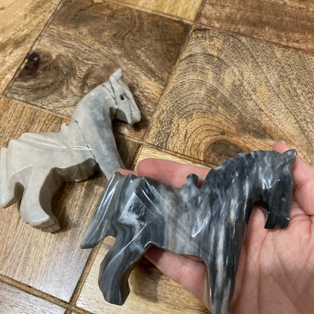 Marble craved horse figurines set if 2 - Picture 2 of 7